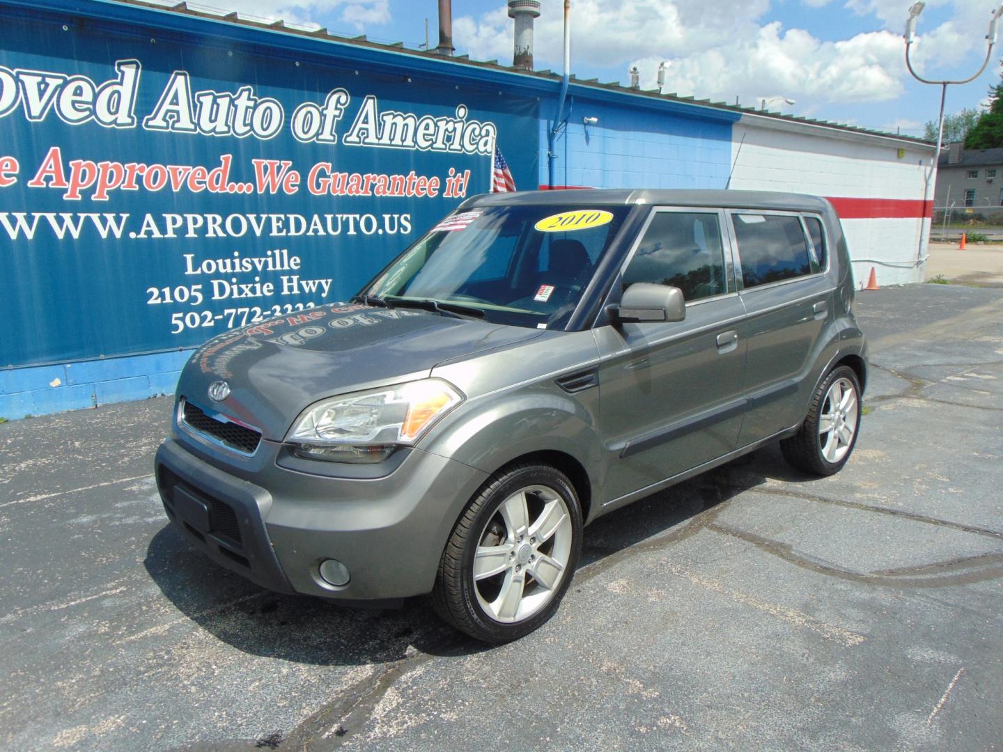 2010 Silver Kia Soul (KNDJT2A21A7) with an 4-Cyl 2.0 Liter engine, Automatic, 4-Spd w/Overdrive transmission, located at 2105 Dixie Hwy, Louisville, KY, 40210, (502) 772-3333, 38.220932, -85.795441 - Photo#0